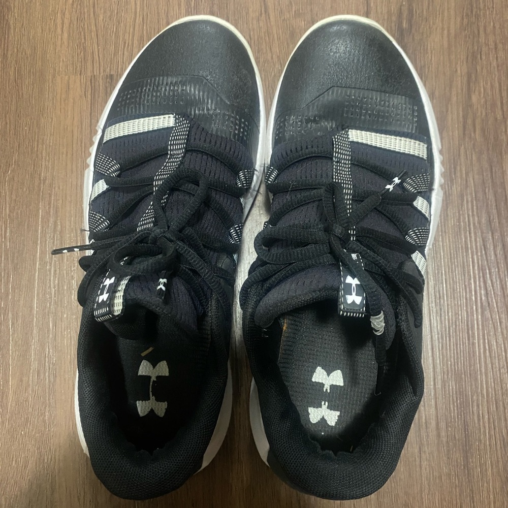 Under armor women’s volleyball shoes 10